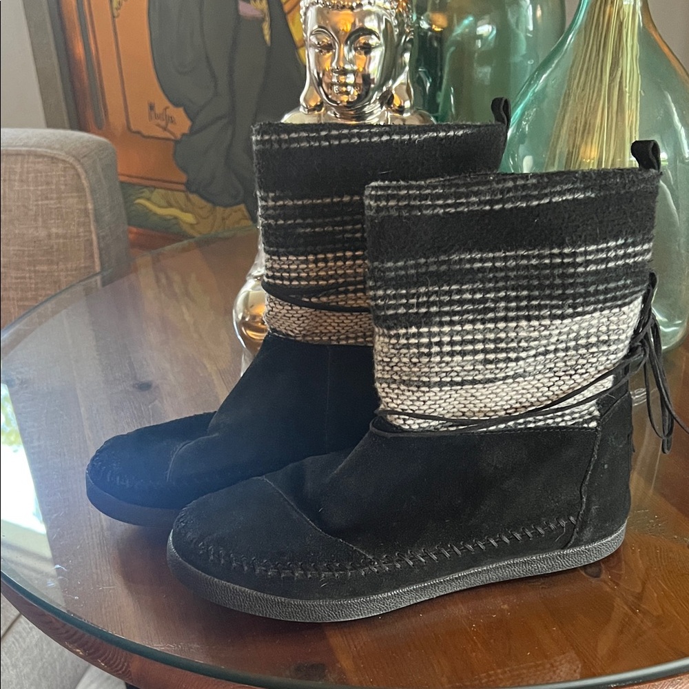 Black and gray Tom’s Nepal boots suede and fabric 8 1/2